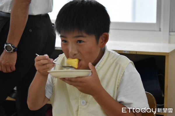 ▲台南鳳梨送到日本熊本宇土市，學童吃得津津有味直呼好甜！（記者林東良翻攝，下同）