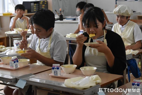 ▲台南鳳梨送到日本熊本宇土市，學童吃得津津有味直呼好甜！（記者林東良翻攝，下同）