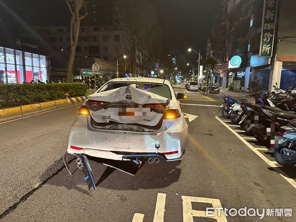 ▲高男深夜停路中載客，黃男未注意直接從後方撞上。（圖／記者陸運陞翻攝）