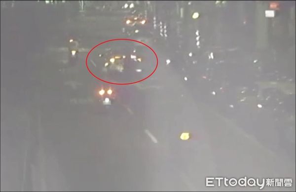 ▲高男深夜停路中載客，黃男未注意直接從後方撞上。（圖／記者陸運陞翻攝）