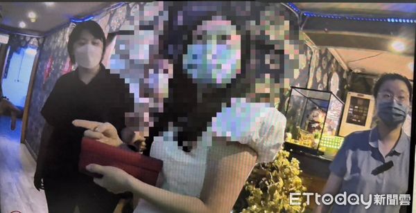 ▲▼ 基隆市警方昨(18)日深夜破獲某小吃店內有脫衣陪酒情事    。（圖／記者郭世賢翻攝）