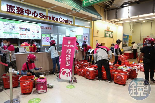 1名網友分享自己當foodpanda外送員5月的薪水竟高達10萬元；示意圖，與當事人無關。（本刊資料照）