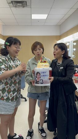 ▲錦雯收宮美樂生日大禮，當場感動淚崩。（圖／民視提供）