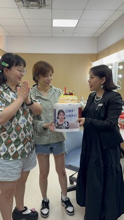 ▲錦雯收宮美樂生日大禮，當場感動淚崩。（圖／民視提供）