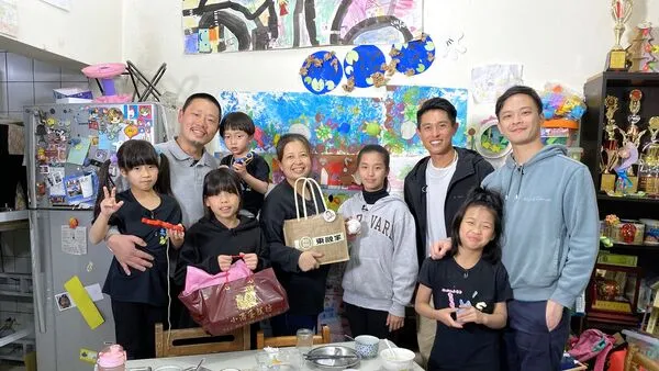 ▲▼棒球員吳東融（右3）拜訪育有5寶的受訪家庭。（圖／公視提供）