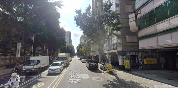 ▲▼北市林森北路清晨2打1互毆，他藏摺疊刀加碼一罰。（圖／畫面翻攝Google Map）