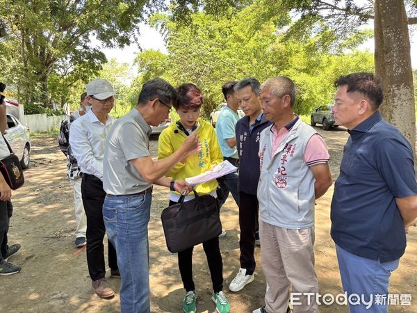 ▲立委陳亭妃召開跨部會會勘，實地走訪牛稠子遺址西側未保護林地，呼籲重啟調查。（記者林東良翻攝，下同）