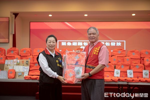 ▲▼花蓮縣政府舉辦「緊急避難包及救護包發放記者會」，由縣長徐榛蔚宣布正式啟動發放作業。（圖／花蓮縣政府提供，下同）