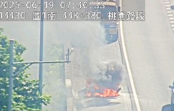 ▲國道南向桃園段今天清晨發生火燒車事故，國道即時監控拍下起火瞬間畫面。（圖／翻攝自國道即時路況畫面）