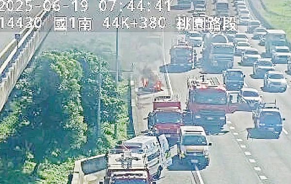 ▲國道南向桃園段今天清晨發生火燒車事故，消防人員到場灌救。（圖／翻攝自國道即時路況畫面）