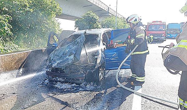 ▲國道南向桃園段今天清晨發生火燒車事故，消防人員迅速灌救。（圖／國道一隊提供）