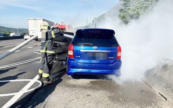 ▲國道南向桃園段今天清晨發生火燒車事故，國道警方封閉外側路肩處理，消防人員進行搶救。（圖／桃園市消防局提供）