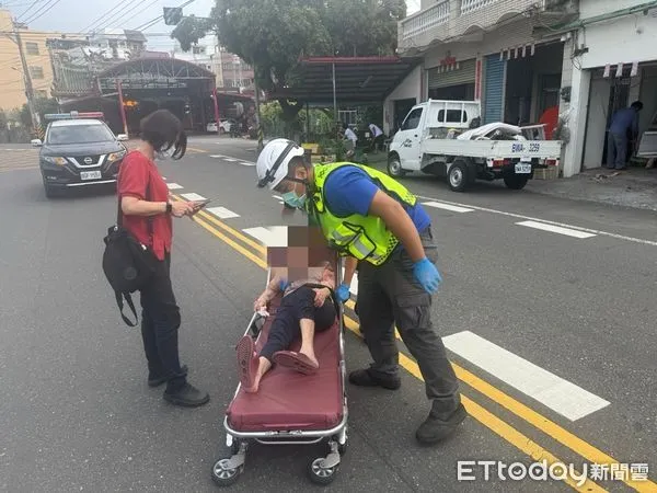 ▲內埔警分局員警聯絡救護車將張姓阿嬤送醫。（圖／記者陳崑福翻攝）