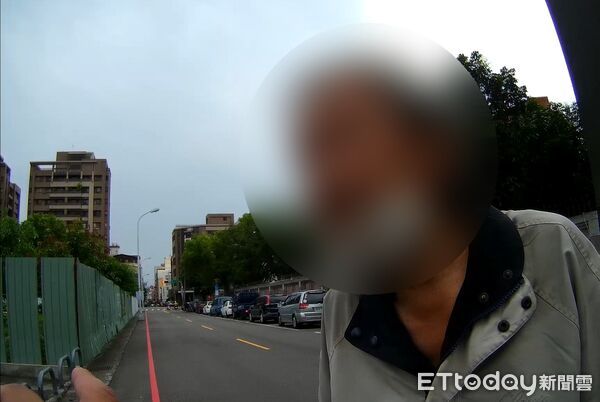 ▲▼退休老師騎單車酒駕被攔，並當街講授物理課，他造成的動能不高並不危險。（圖／民眾提供，下同）