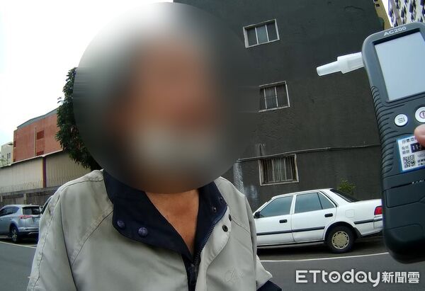 ▲▼退休老師騎單車酒駕被攔，並當街講授物理課，他造成的動能不高並不危險。（圖／民眾提供，下同）