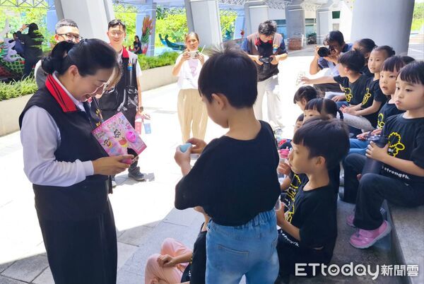 ▲▼花蓮縣政府團隊、台灣世界展望會、花蓮體中及迦南美地同學們一起手舉飢餓三十為花蓮急難特況家庭發聲。（圖／世界展望會提供，下同）