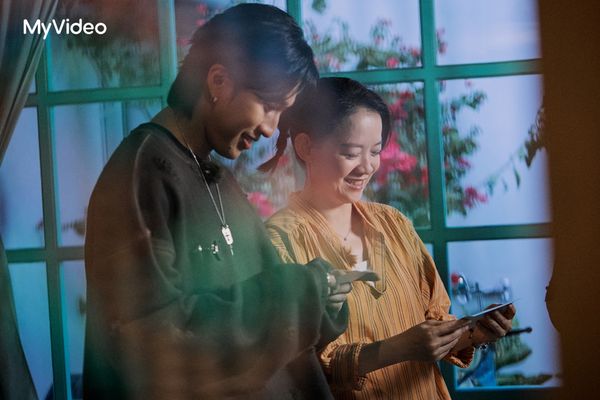 ▲▼曾寶儀（左）與婁峻碩（右）推石頭為花蓮祈福。（圖／台灣大哥大MyVideo、三立提供）