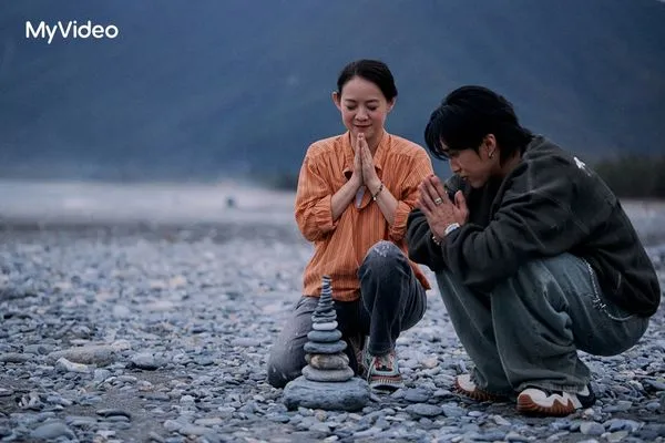 ▲曾寶儀（左）與婁峻碩（右）推石頭為花蓮祈福。（圖／台灣大哥大MyVideo、三立提供）