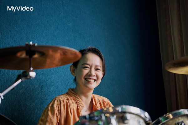 ▲▼曾寶儀（左）與婁峻碩（右）推石頭為花蓮祈福。（圖／台灣大哥大MyVideo、三立提供）