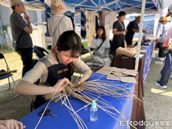 ▲工藝中心日前應邀參與於日本福島縣三島町生活工藝館周邊舉行的第39屆「故鄉會津工人祭」活動。（圖／記者高堂堯翻攝）