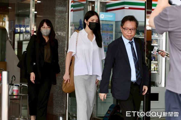 ▲▼             王大陸與女友闕沐軒情侶倆動用人脈討債債遭起訴，闕今現身新北地院。（圖／記者陸運陞翻攝，下同）