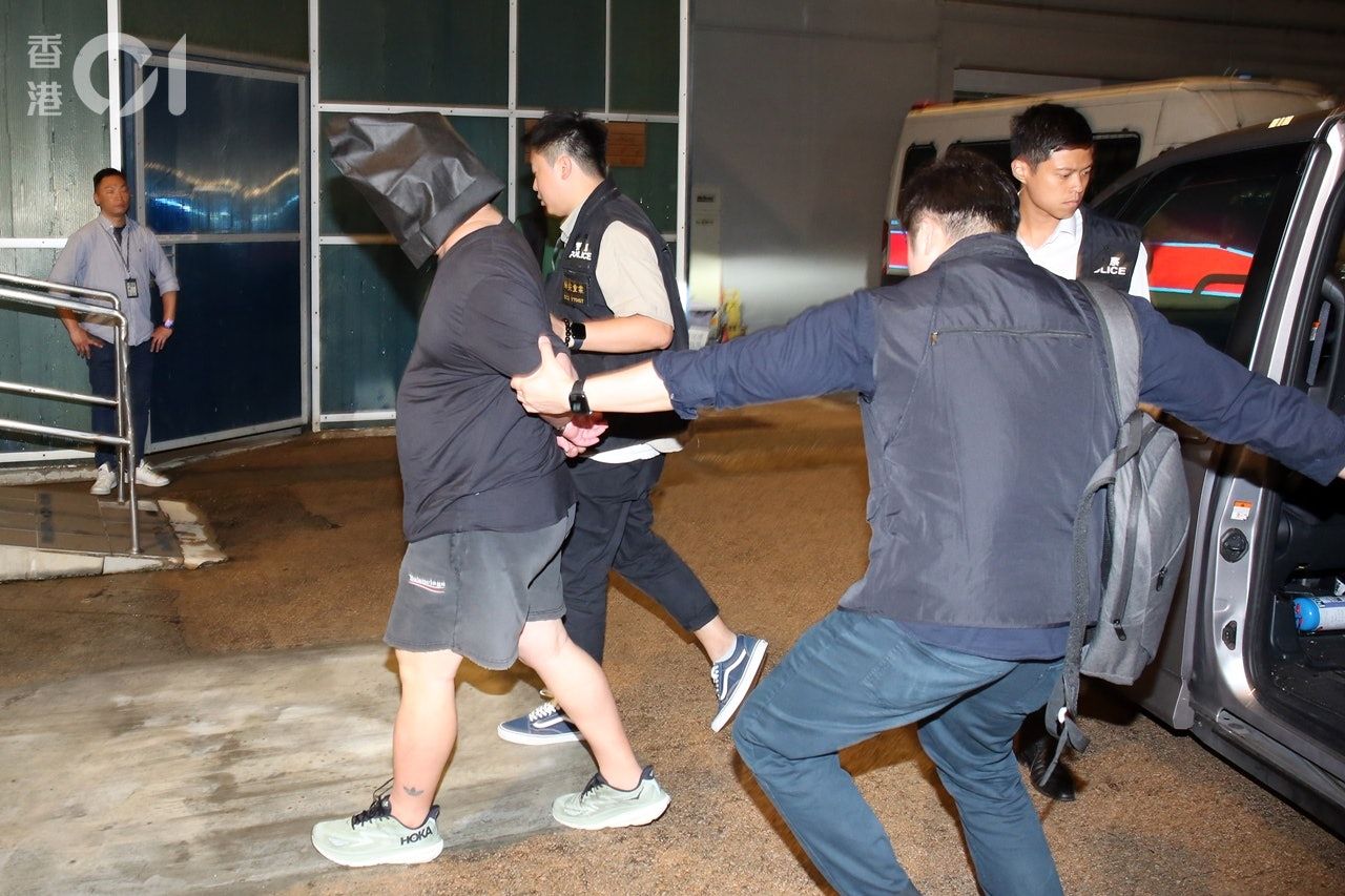 ▲香港「迷魂盜」劫千萬名牌包逃亡，在泰國機場被捕。（圖／香港01）