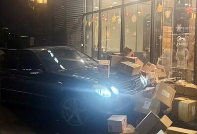 「饅頭媽」總店遭黑色賓士衝撞！嫌犯逃逸中