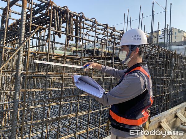 ▲吳文豐透過勞動部雲嘉南分署職訓課程，退役後成功轉職營建業，現任社會住宅品管工程師。（記者林東良翻攝，下同）