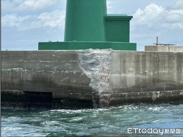 ▲▼去年6月中油一艘2.8萬噸級的油輪「通運號」出港時擦撞到防波堤，船身當場破一個大洞。（圖／運安會）