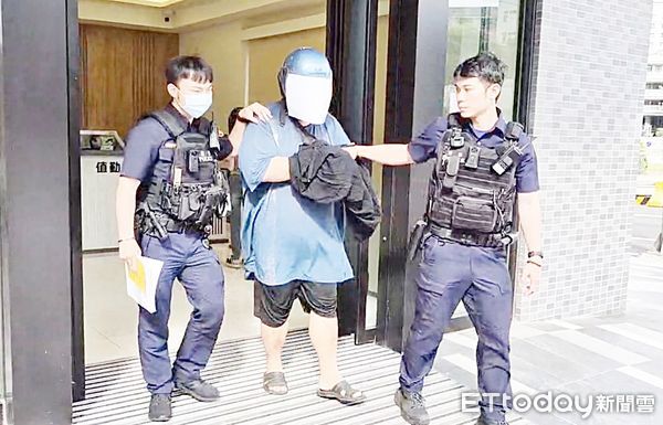 ▲桃園市黃姓通緝犯今天上午向中壢派出所投案，警方偵訊後下午押解至桃園地檢署歸案。（圖／記者沈繼昌翻攝）