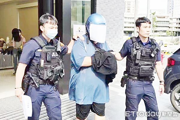 ▲桃園市黃姓通緝犯今天上午向中壢派出所投案，警方押解過程中面對媒體詢問未發一語。（圖／記者沈繼昌翻攝）