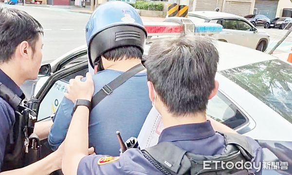 ▲桃園市黃姓通緝犯今天上午向中壢派出所投案，警方偵訊後下午押解至桃園地檢署歸案。（圖／記者沈繼昌翻攝）