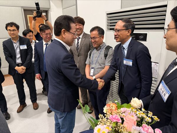 ▲全羅南道知事金瑛錄(左)與台灣風訓公司盧展猷董事長(右)握手歡談。（圖／台風風訓）