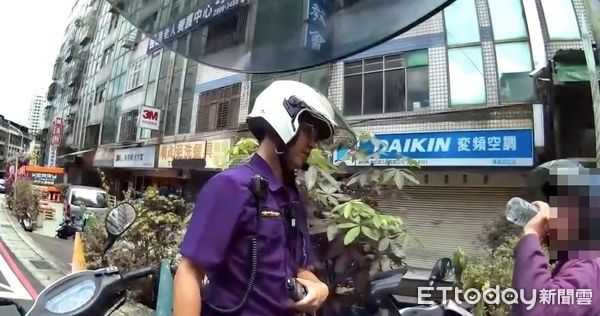 ▲▼郭婦拒捕還張嘴試圖咬員警手部，員警讓郭婦喝礦泉水緩解後才進行酒測             。（圖／記者陳以昇翻攝）