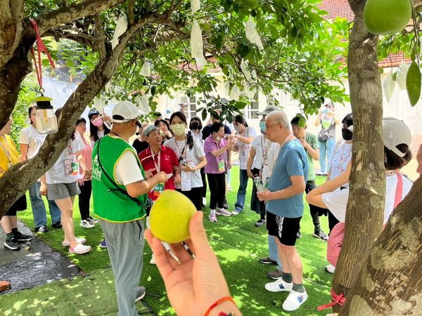 廖坤銘基金會攜手世新社服團友會舉辦「當我們重逢於千郁」的陽明養護中心出遊服務。（圖／周志明提供）