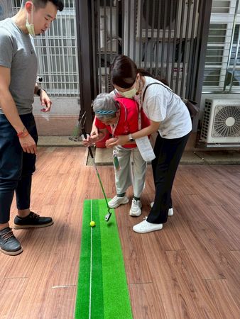 廖坤銘基金會攜手世新社服團友會舉辦「當我們重逢於千郁」的陽明養護中心出遊服務。（圖／周志明提供）