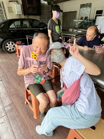廖坤銘基金會攜手世新社服團友會舉辦「當我們重逢於千郁」的陽明養護中心出遊服務。（圖／周志明提供）
