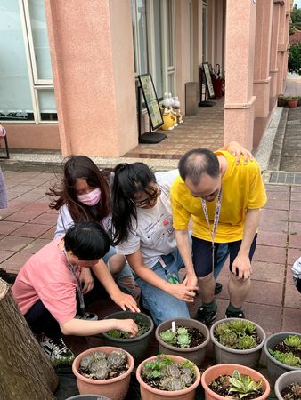 廖坤銘基金會攜手世新社服團友會舉辦「當我們重逢於千郁」的陽明養護中心出遊服務。（圖／周志明提供）
