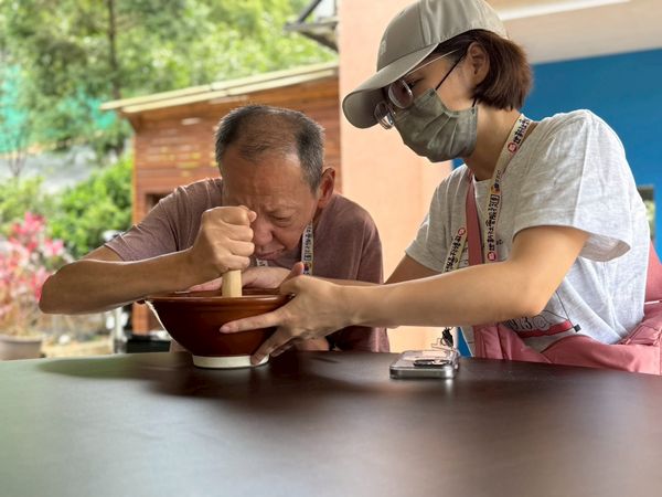 廖坤銘基金會攜手世新社服團友會舉辦「當我們重逢於千郁」的陽明養護中心出遊服務。（圖／周志明提供）