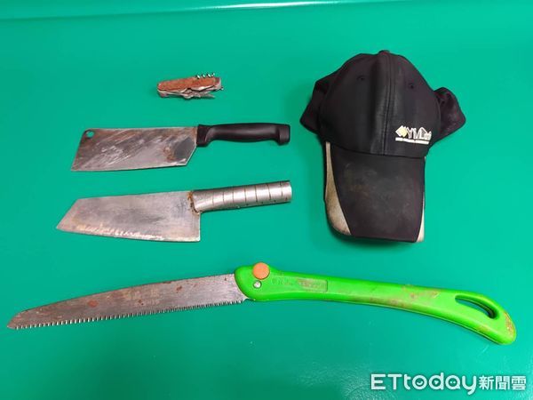 ▲▼林姓男子被壓制上銬，警起出作案用刀械。（圖／記者游芳男翻攝，下同）