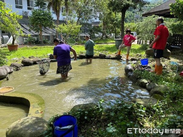 ▲臺中市野生動物保育學會偕同德安啟智教養院院生，進行庇護池環境整理及外來種魚類移除工作。（圖／臺中市野生動物保育學會提供）