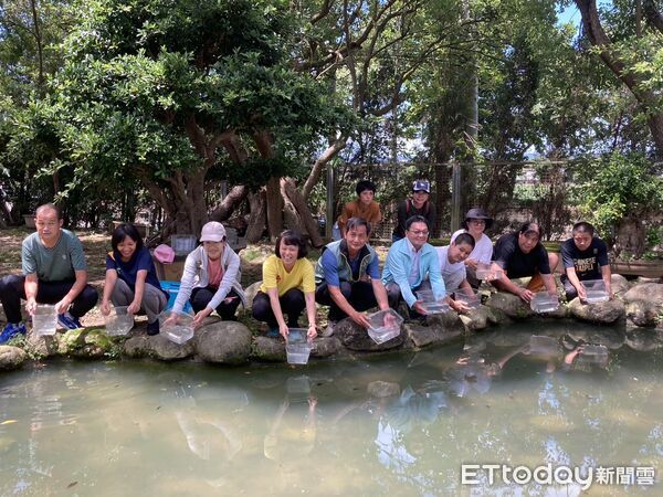 ▲參與單位一同將巴氏銀鮈放入德安啟智教養院庇護池。（圖／林業保育署南投分署提供）