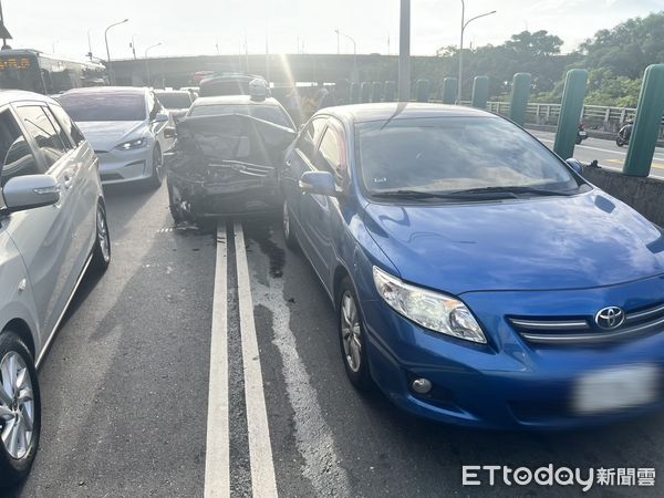 ▲▼北市忠孝橋連環撞！恐怖男吸「喪屍煙彈」一路刷卡　3車慘遭追撞。（圖／記者邱中岳翻攝）