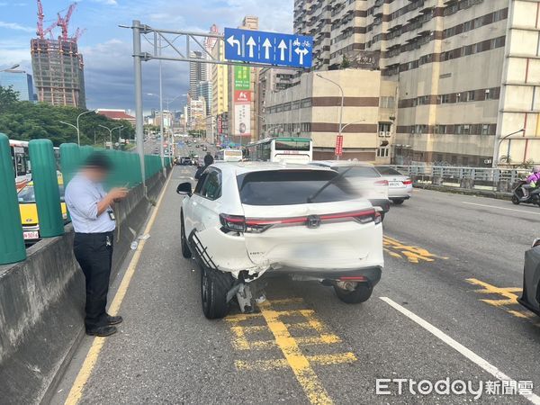 ▲▼北市忠孝橋連環撞！恐怖男吸「喪屍煙彈」一路刷卡　3車慘遭追撞。（圖／記者邱中岳翻攝）