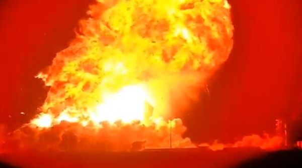 ▲▼SpaceX出事了！火箭地面測試「突大爆炸」 基地瞬間成火海。（圖／翻攝自X）