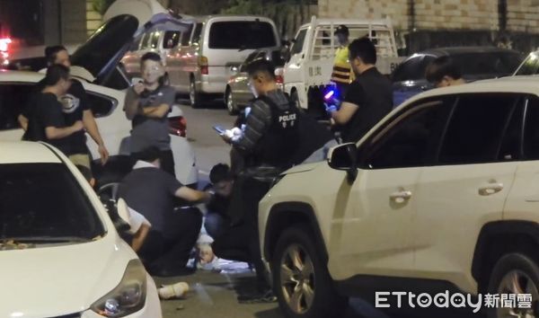 ▲▼快訊／台中警匪追逐「民車被撞」！通緝犯車上有長短槍5把。（圖／台中市議員江和樹提供）