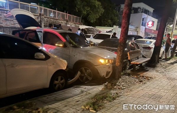 ▲▼快訊／台中警匪追逐「民車被撞」！通緝犯車上有長短槍5把。（圖／台中市議員江和樹提供）