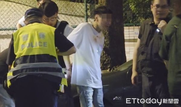 ▲▼快訊／台中警匪追逐「民車被撞」！通緝犯車上有長短槍5把。（圖／台中市議員江和樹提供）