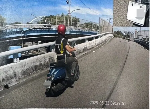 1歲6個月寶寶沒戴安全帽，騎士爸遭檢舉。（圖／翻攝自Facebook／爆料公社）