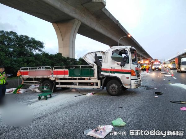 ▲國道1號北上56公里（內壢路段）20日凌晨發生一起事故，造成3人受傷。（圖／記者沈繼昌翻攝，下同）